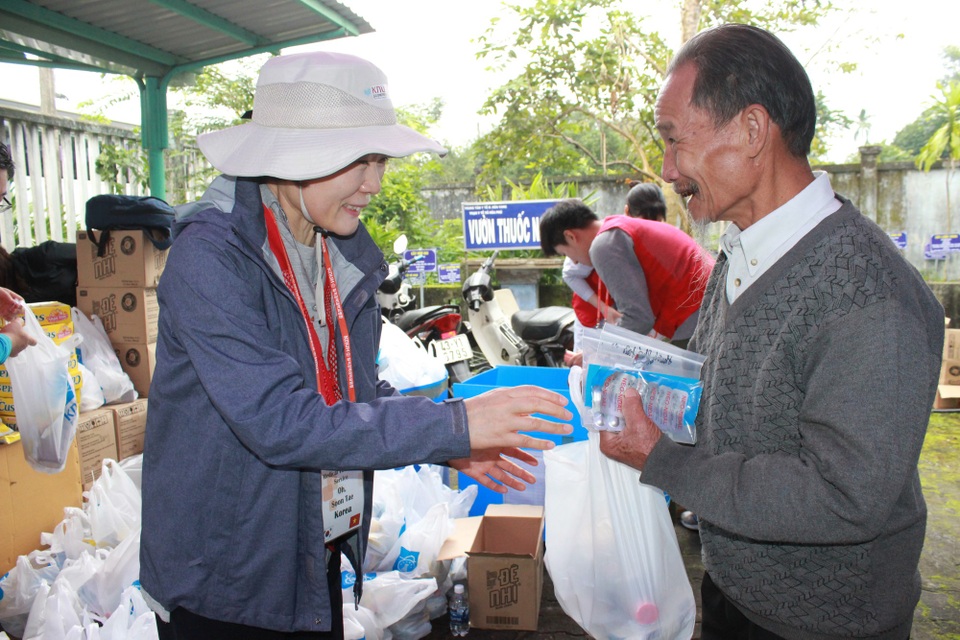 Và phát thuốc miễn phí cho các bệnh nhân