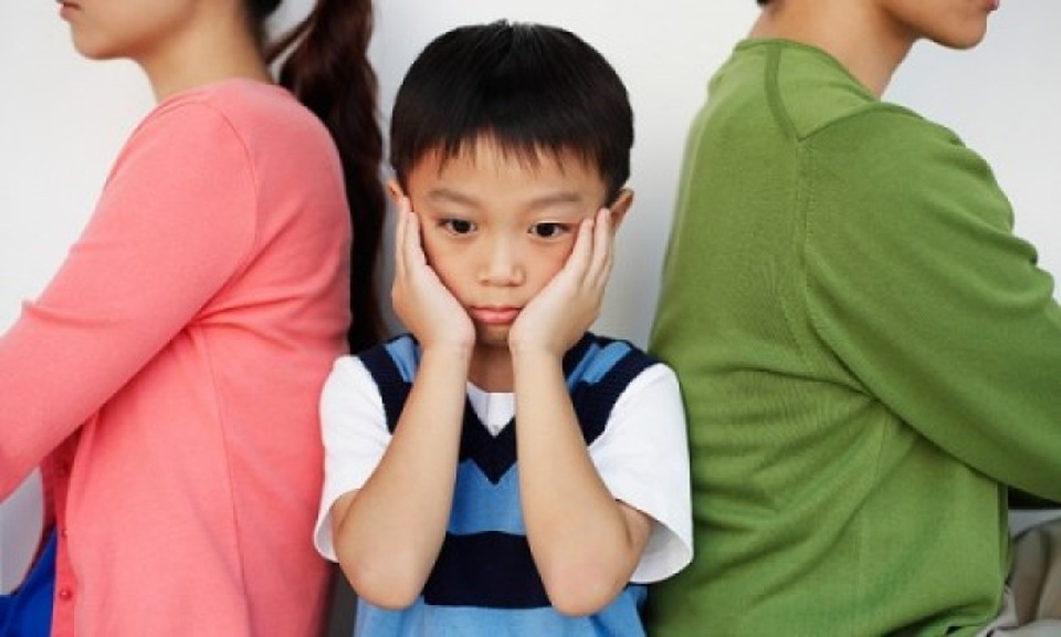 
Nhiều vợ chồng mâu thuẫn căng thẳng vì bất đồng quan điểm trong việc dạy con. Ảnh minh họa
