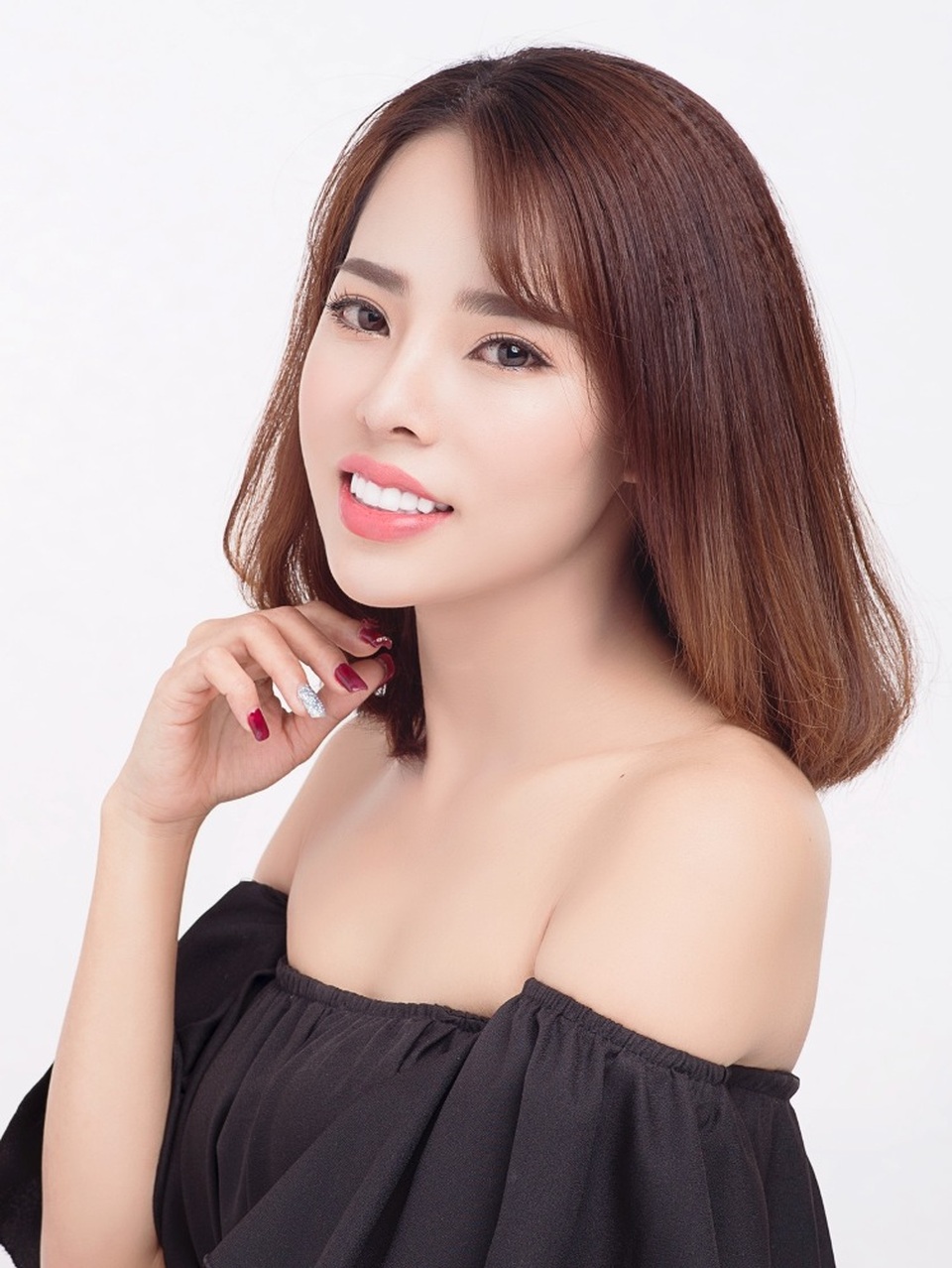 Cô gái chi 200 triệu "đập đi làm lại" khuôn mặt và giấc mơ 10 năm thành hiện thực - 3 Cô gái giờ sở hữu sống mũi cao và gương mặt thanh thoát.