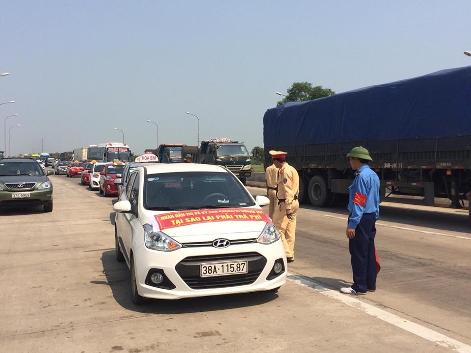 
Lực lượng CSGT đã phải căng mình để phân luồng, điều tiết giao thông; đồng thời tuyên truyền để người dân hiểu để không gây ách tắc giao thông. Sau hơn 1 giờ đồng hồ phản đối, người dân đã trở về nhà.
