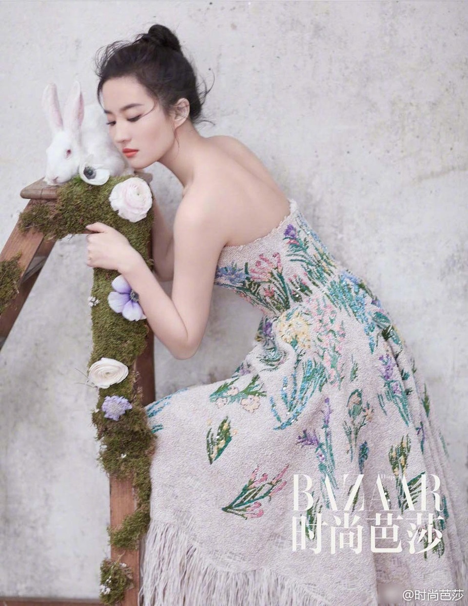 
Lưu Diệc Phi sinh năm 1987 và bước chân vào làng giải trí khi mới chỉ là một cô bé tuổi teen. Với vẻ đẹp hoàn hảo, thanh tú và thoát tục, người đẹp nhanh chóng gây được ấn tượng với người hâm mộ. Cô hiện được xem là một trong những nghệ sĩ thế hệ 8x nổi tiếng và thành công nhất Trung Quốc.
