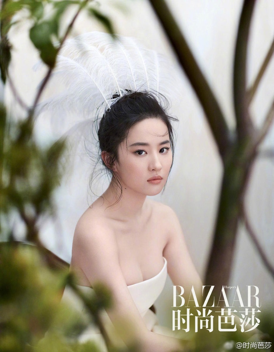 
Gần đây, Lưu Diệc Phi dính tin đồn bầu bí do tăng cân khá nhiều và trở nên bầu bình. Tuy nhiên, trong loạt ảnh mới này, người đẹp thon thả đến bất ngờ.
