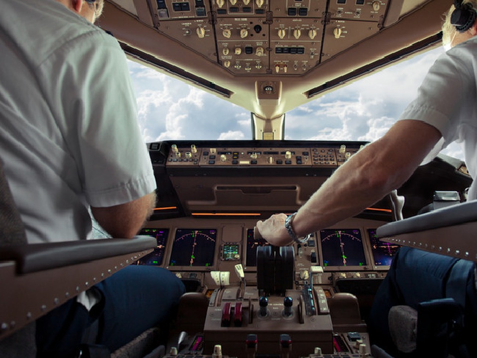 Phi công thường làm gì khi đang bay? - 3