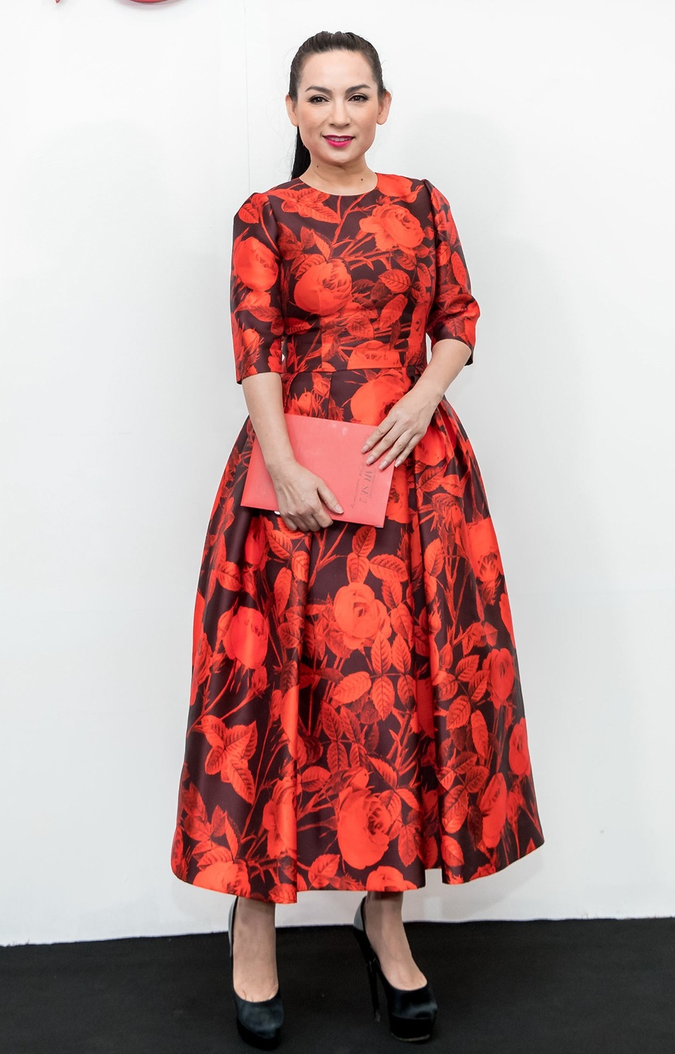 Ca sĩ Phi Nhung thanh lịch, kín đáo với đầm xoè, tay lửng, họa tiết hoa to bản.