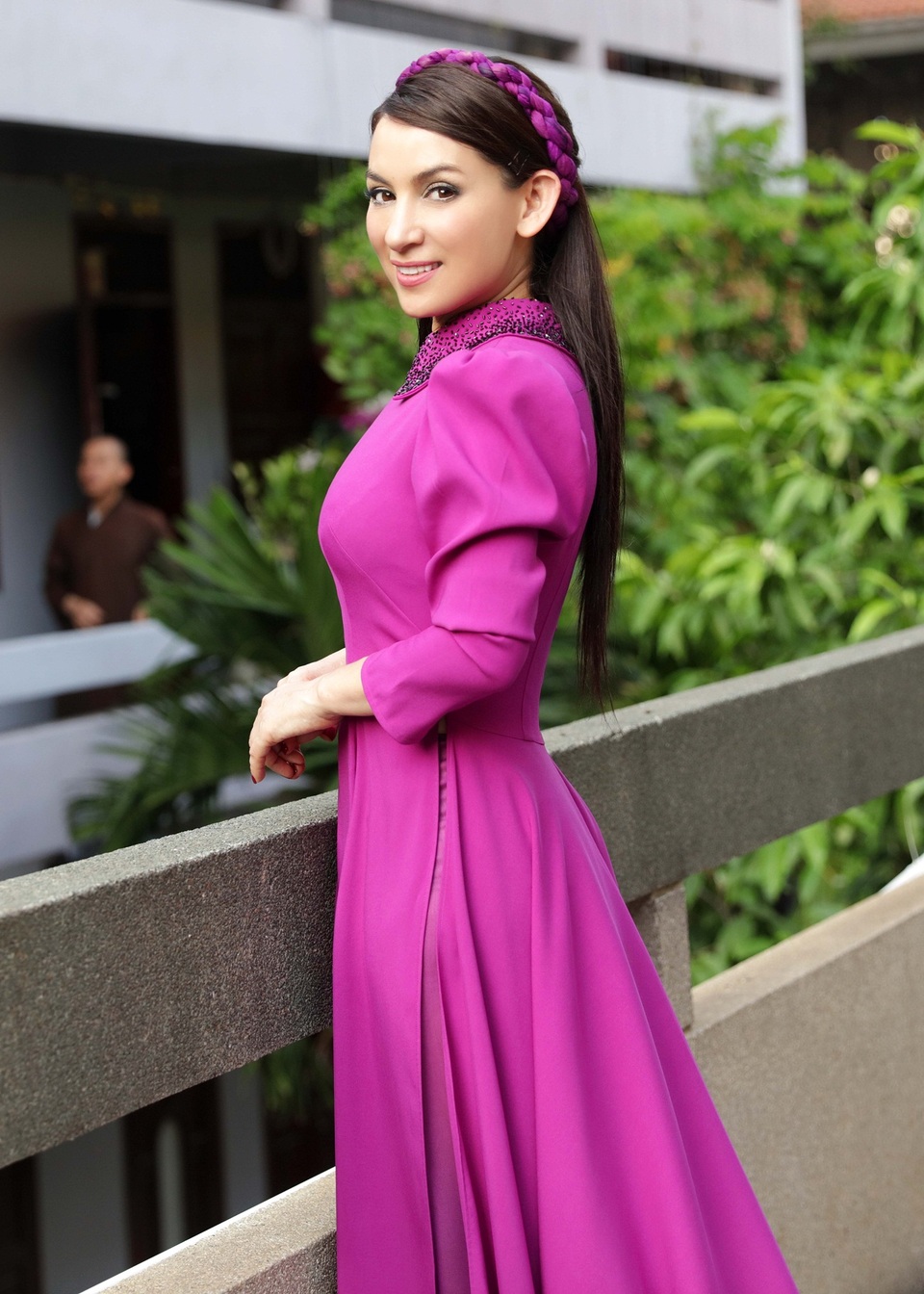 Phi Nhung dung dị áo dài tím cất tiếng hát nơi cửa chùa - 10