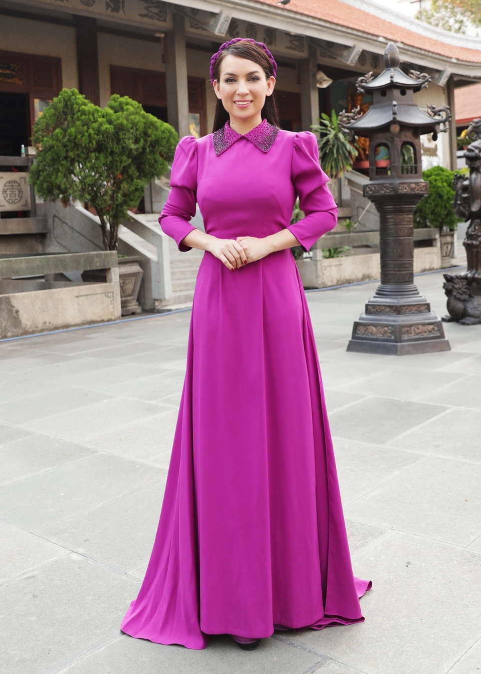 Phi Nhung dung dị áo dài tím cất tiếng hát nơi cửa chùa - 7