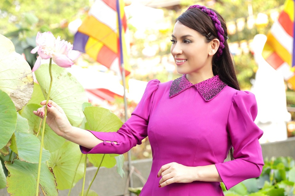 Phi Nhung dung dị áo dài tím cất tiếng hát nơi cửa chùa - 5