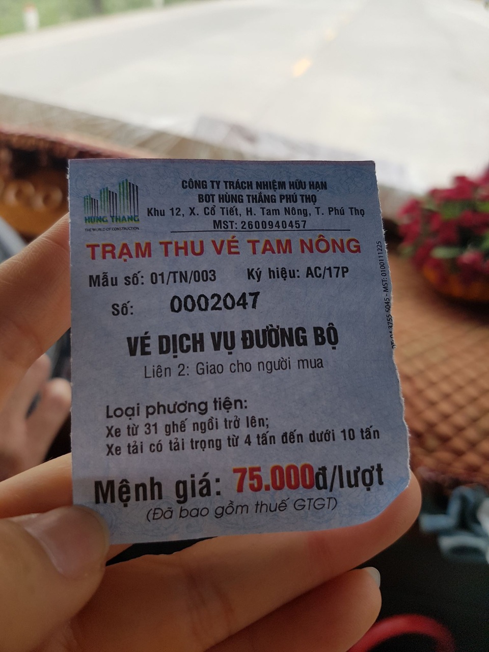 Vụ dân phản đối trạm thu phí: 36 nhà xe gửi "đơn kêu cứu" - 2
Dù chỉ sử dụng 12 km của dự án nhưng các phương tiện vẫn phải chịu mức phí rất cao, áp dụng cho cả dự án dài 35 km (Ảnh: N.H)