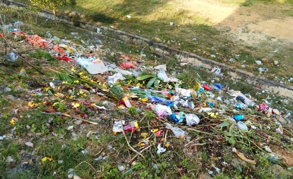 Những bãi chứa rác ngay ngoài khu vực đền