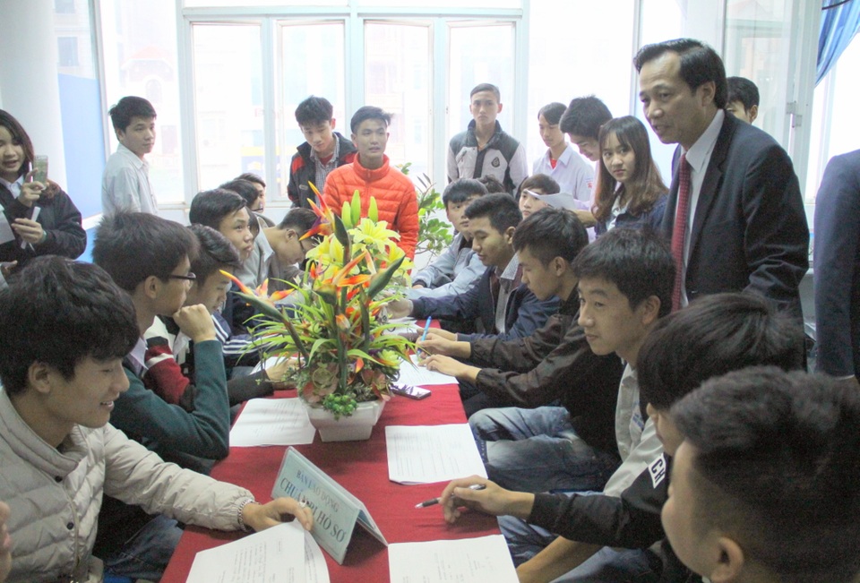 Bộ trưởng Đào Ngọc Dung: “Bạn trẻ hãy khởi nghiệp từ công việc đơn giản nhất” - 2
Bộ trưởng lắng nghe nguyện vọng của ứng viên.