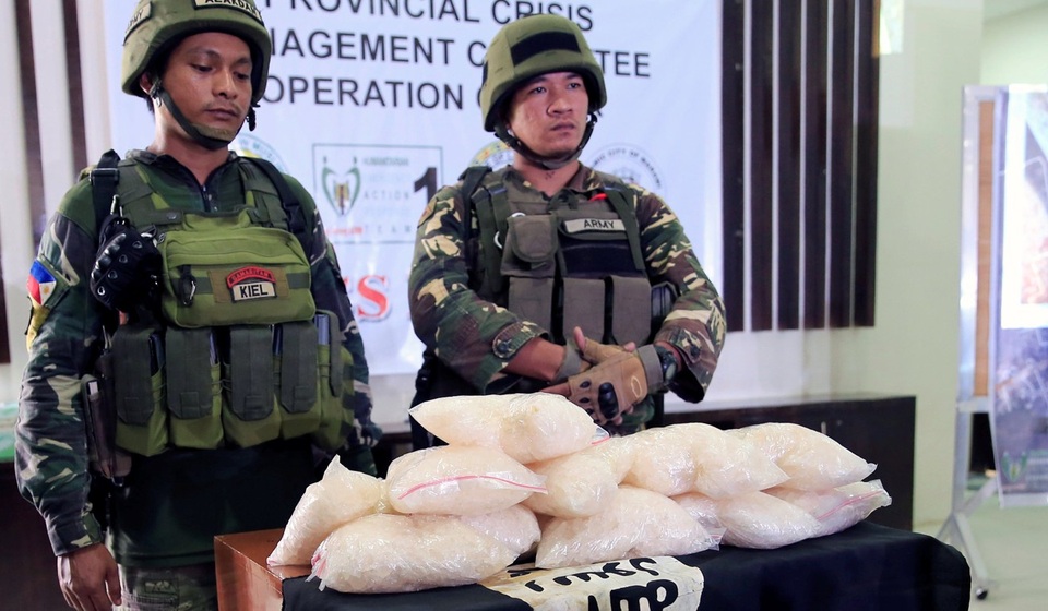 Quân đội Philippines tìm thấy lượng ma túy đá giá 2 triệu USD bị phiến quân bỏ lại - 1 Quân đội Philippines cùng 11 kg ma túy đá tương đương 2 triệu USD do nhóm phiến quân khủng bố bỏ lại. (Ảnh: Reuters)