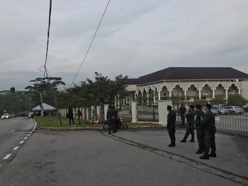 Đoàn Thị Hương sẽ ra tòa lần 3 vào ngày 30/5 trong nghi án Kim Jong-nam - 10
Các cảnh sát được triển khai bên ngoài tòa án từ sáng sớm (Ảnh: Twitter)