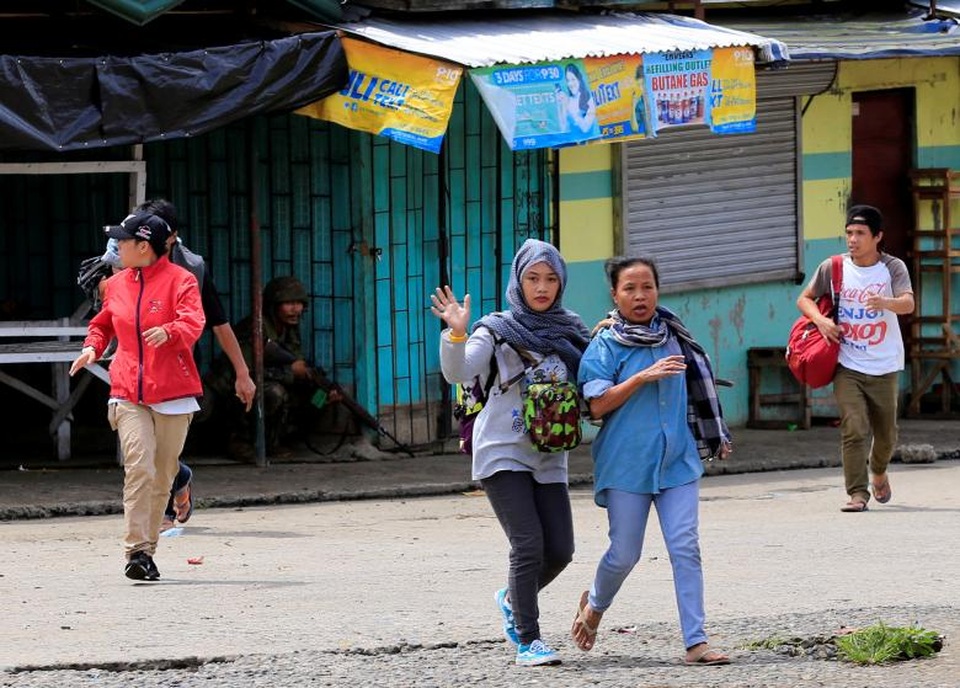 Bên trong "chảo lửa" của Philippines bị phiến quân chiếm giữ - 5
Tổng thống Rodrigo Duterte đã ban bố lệnh thiết quân luật đối với toàn bộ đảo Mindanao trong vòng 60 ngày và tuyên bố sẽ thiết quân luật toàn quốc nếu cần thiết.