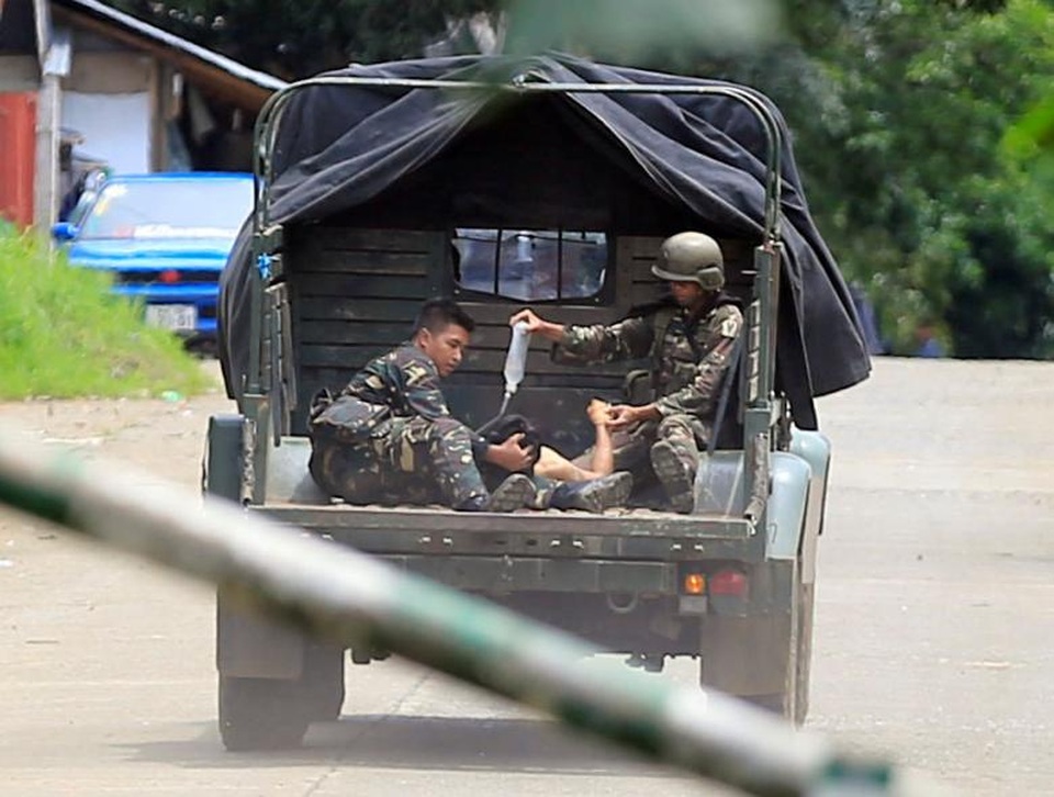 Bên trong "chảo lửa" của Philippines bị phiến quân chiếm giữ - 13
Một binh sĩ bị thương được cấp cứu ngay trên xe tải quân đội.