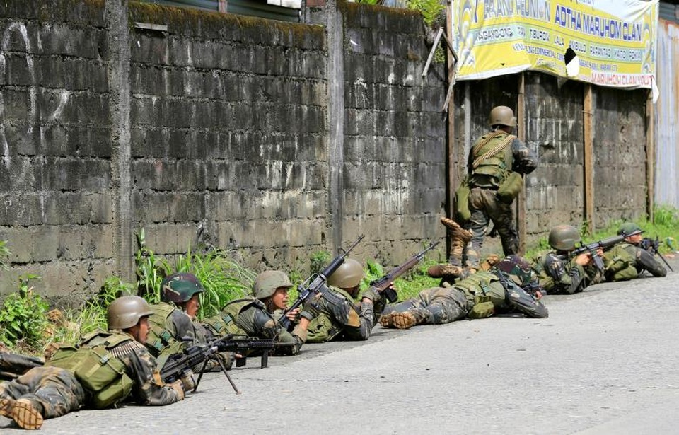 Bên trong "chảo lửa" của Philippines bị phiến quân chiếm giữ - 8
Binh sĩ Philippines tập kích để tiêu diệt các tay súng của phiến quân Maute.