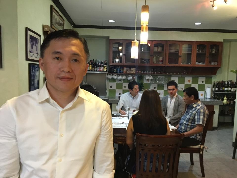 Tổng thống Philippines mời Thủ tướng Nhật ăn sáng, thăm nhà riêng - 1
Thủ tướng Nhật Bản Shinzo Abe thăm nhà riêng của Tổng thống Philippines Rodrigo Duterte. (Ảnh: Inquirer)