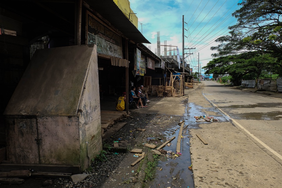 Bên trong "thành phố ma" của Philippines bị phiến quân Hồi giáo chiếm đóng - 7
Cảnh hoang vắng ở một tuyến đường vốn được coi là trung tâm của các hoạt động giao thương. (Ảnh: Rappler)