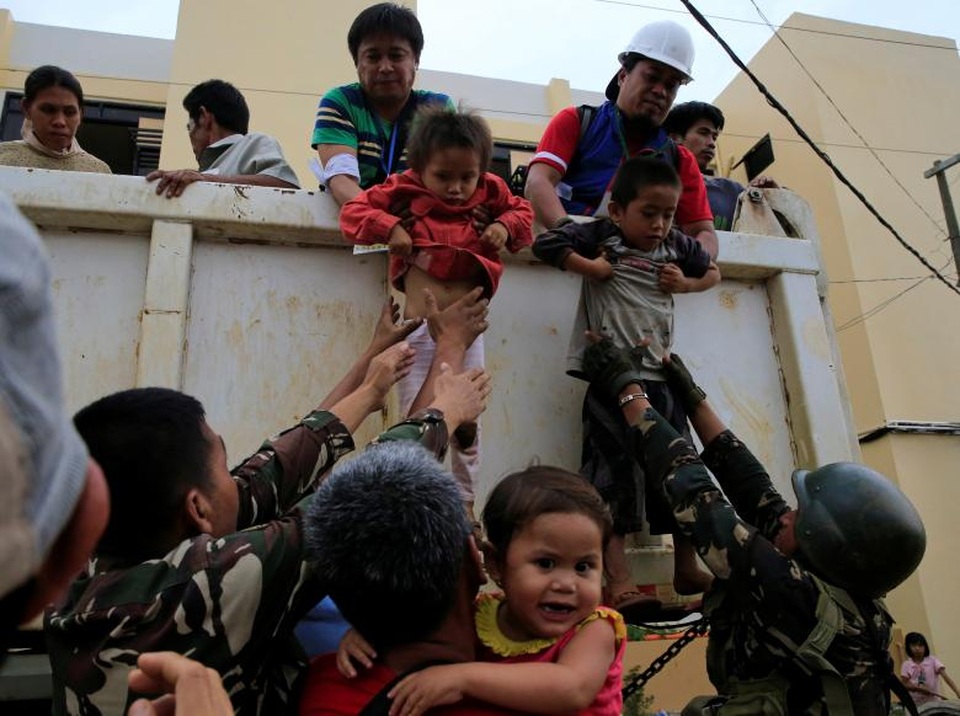 Quân đội Philippines không kích nhầm, 11 binh sĩ thiệt mạng - 4
Chiến sự ở Marawi khiến hàng chục người dân Marawi phải sơ tán.