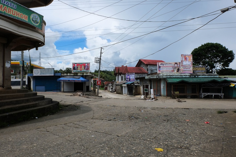 Bên trong "thành phố ma" của Philippines bị phiến quân Hồi giáo chiếm đóng - 9
Các trường học, công sở, nhà thờ đều đóng cửa sau khi phiến quân Maute tấn công, đốt phá trường học, nhà tù. (Ảnh: Rappler)