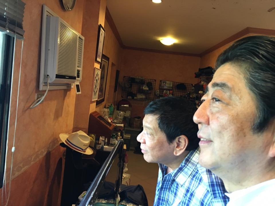 Tổng thống Philippines mời Thủ tướng Nhật ăn sáng, thăm nhà riêng - 3
Thủ tướng Nhật Bản Shinzo Abe là lãnh đạo nước ngoài đầu tiên thăm Philippines kể từ khi Tổng thống Rodrigo Duterte nhậm chức hồi cuối tháng 6/2016. (Ảnh: Inquirer)