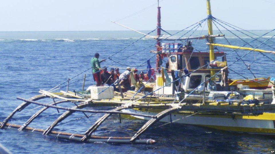 Philippines yêu cầu Trung Quốc chấm dứt đe dọa ngư dân - 1
Tàu của ngư dân Philippines gần bãi cạn Scarborough trên Biển Đông (Ảnh: AP)