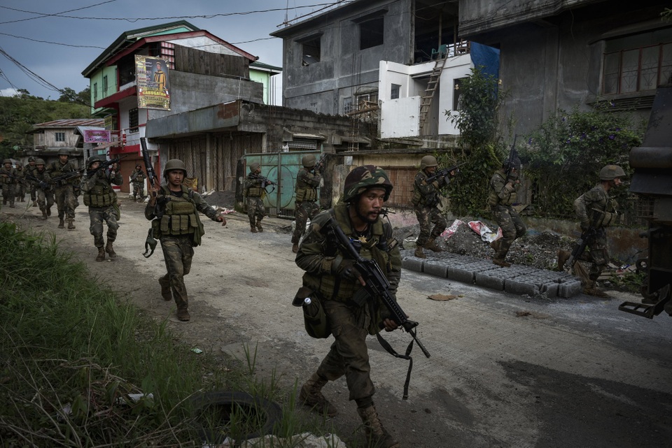 Vì sao quân đội Philippines chưa thể “xóa sổ” phiến quân thân IS tại Marawi? - 1 Các binh sĩ Philippines truy lùng phiến quân tại thành phố Marawi (Ảnh: Getty)