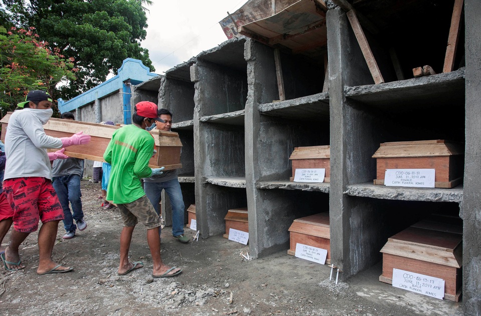 Dân Philippines ăn giấy bìa để cầm cự tại thành phố bị phiến quân chiếm - 2 Quan tài chứa thi thể của các dân thường thiệt mạng trong các cuộc giao tranh tại Marawi được tập kết tại một nghĩa trang ở thành phố Iligan, Philippines để tổ chức lễ tang tập thể (Ảnh: Reuters)