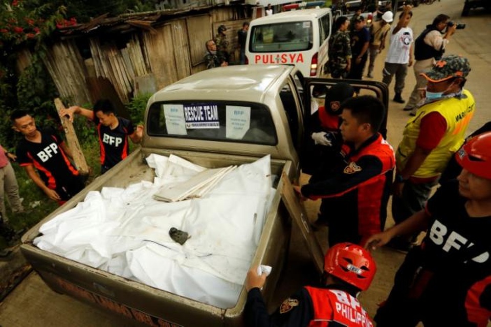 “Biệt đội cảm tử” cứu dân thường mắc kẹt tại vùng chiến sự ở Philippines - 2 Thi thể các nạn nhân được các thành viên của nhóm tình nguyện viên đưa lên thùng xe để rời khỏi khu vực giao tranh tại Marawi (Ảnh: Marawi)