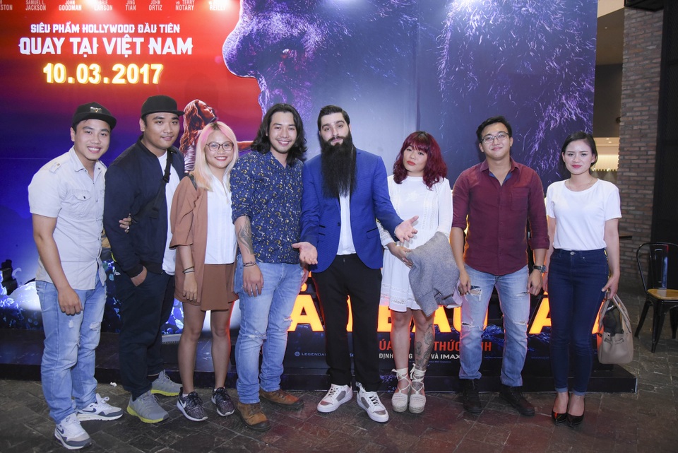 Đạo diễn phim Kong gặp lại những người dân Ninh Bình đóng vai thổ dân - 3 Jordan rất vui vì bộ phim đầu tay được đón nhận nồng nhiệt tại Việt Nam.