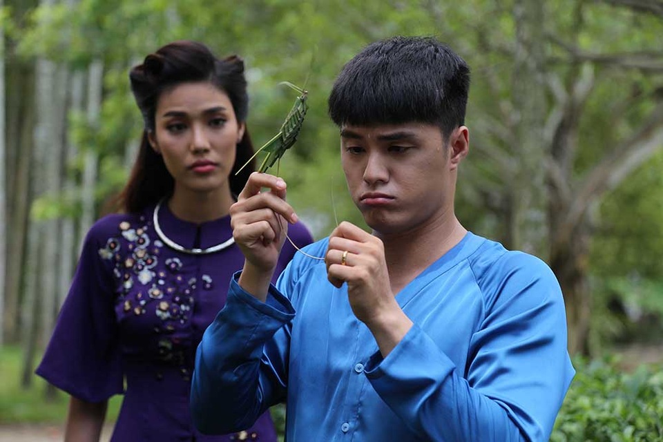 Hé lộ cảnh diễn ám ảnh của Thanh Hằng trong phim mới - 9 Chia sẻ về vai diễn của mình, Lâm Vinh Hải cho biết: “Trong phim, Lâm Vinh Hải là một chàng trai khờ khạo, ngốc nghếch, không hiểu rõ về tình yêu. Tất cả những gì anh chàng này biết là mẹ Thanh Hằng và vợ Lan Khuê. Lan Khuê là người vợ đầu tiên. Lâm Vinh Hải được cô chăm sóc, được cùng chơi đùa. Một ngày, có cô dâu mới xuất hiện, trẻ trung hơn, xinh xắn hơn, và thế là Lâm Vinh Hải bị cuốn theo cô dâu mới dẫn đến những cư xử khác lạ giữa hai người phụ nữ...”
