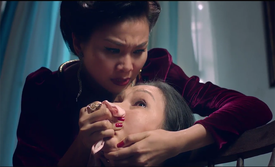 Hé lộ cảnh diễn ám ảnh của Thanh Hằng trong phim mới - 4 Và lần này, teaser cũng hé lộ chi tiết đắt giá trong phim được thể hiện một cách khéo léo, đầy bất ngờ và gay cấn, khiến người xem không khỏi bàng hoàng: Thanh Hằng mưu toan sát hại Diễm My 6x (Bà Hai Lịnh - Bà nội chồng).