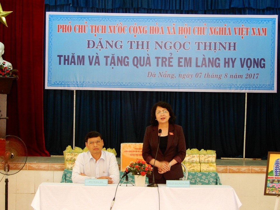 Phó Chủ tịch nước thăm và trao học bổng cho trẻ em Làng Hy Vọng - 1 Phó Chủ tịch nước Đặng Thị Ngọc Thịnh phát biểu tại lễ thăm Làng Hy Vọng