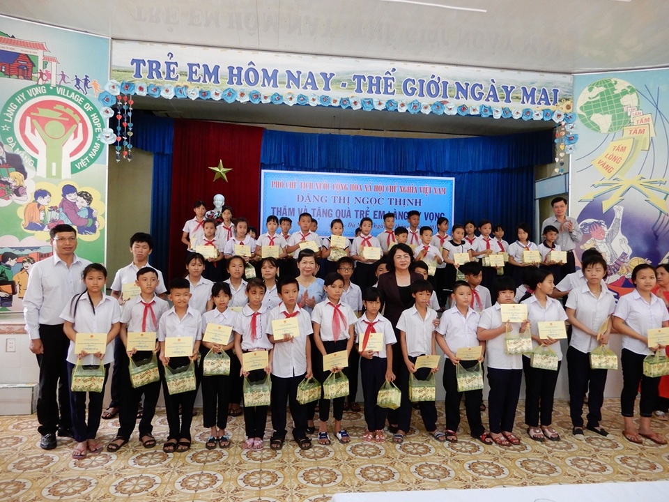 Phó Chủ tịch nước thăm và trao học bổng cho trẻ em Làng Hy Vọng - 2
Phó Chủ tịch nước Đặng Thị Ngọc Thịnh trao học bổng cho các em học sinh vượt khó của Làng Hy Vọng