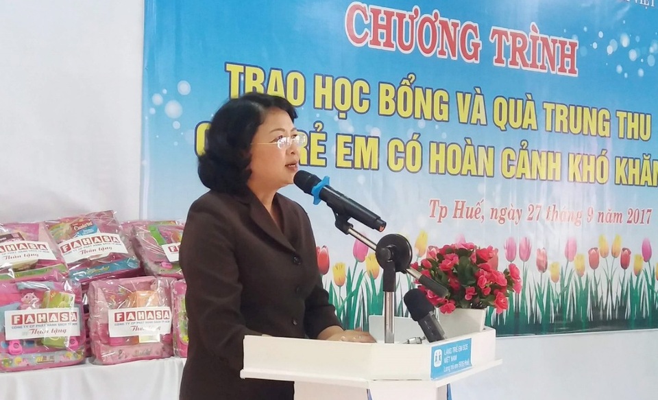 Phó Chủ tịch nước phát biểu tại chương trình trao học bổng và quà Trung thu cho các trẻ em có hoàn cảnh khó khăn tại Huế