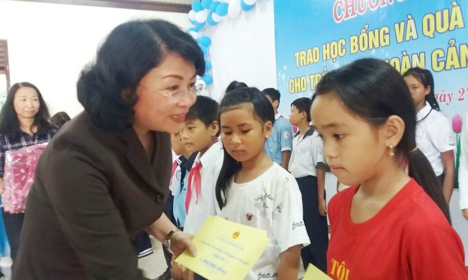 Phó Chủ tịch nước tặng quà Trung thu cho trẻ em khó khăn tại Huế - 2