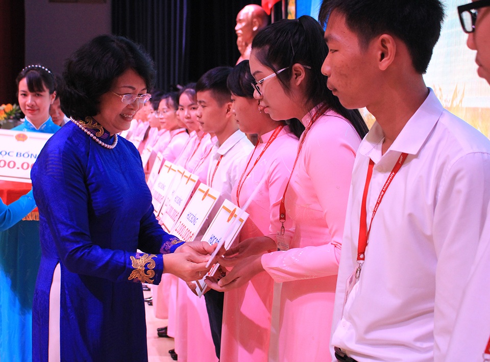 “Trường đại học phải tạo điều kiện cho giảng viên sống được với nghề” - 1
Phó Chủ tịch nước Đặng Thị Ngọc Thịnh trao học bổng đến sinh viên trường ĐH Tôn Đức Thắng.
