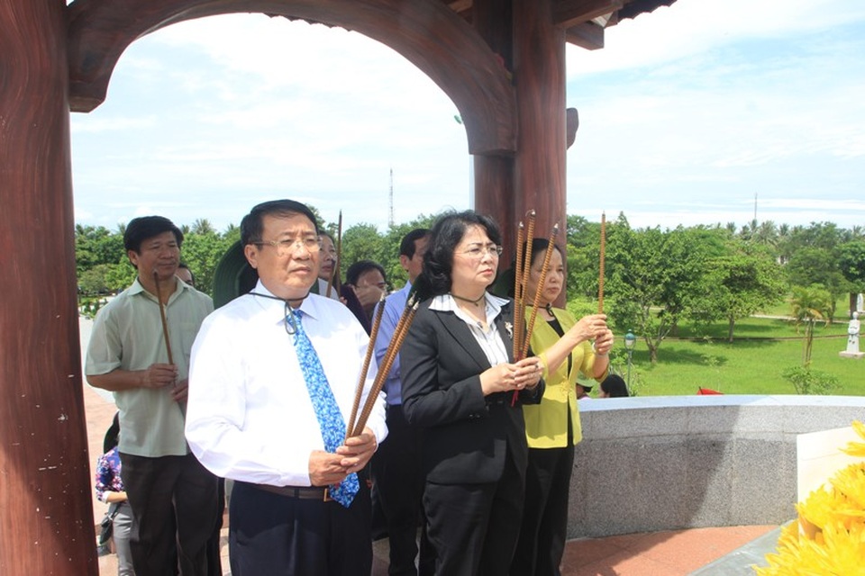 “Hội chiến sĩ Thành Cổ cần phát huy tốt công tác đền ơn đáp nghĩa” - 1 Phó Chủ tịch nước và lãnh đạo tỉnh Quảng Trị dâng hương tri ân liệt sĩ tại Thành cổ Quảng Trị