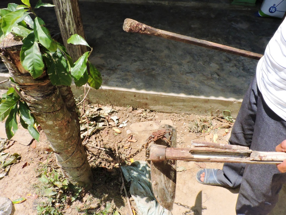 Phó trưởng công an xã bị tố tự ý vào nhà dân đánh chó béc giê - 1
Hung khí được cho là được Phó trưởng công an xã dùng để đánh suýt chết con chó béc giê