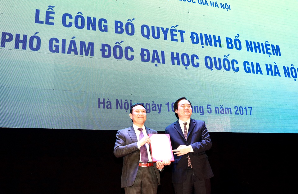 Bổ nhiệm ông Nguyễn Hồng Sơn làm Phó Giám đốc ĐH Quốc gia Hà Nội - 1
Bộ trưởng Bộ Giáo dục và Đào tạo Phùng Xuân Nhạ đã trao Quyết định bổ nhiệm cho tân Phó Giám đốc ĐHQGHN Nguyễn Hồng Sơn.