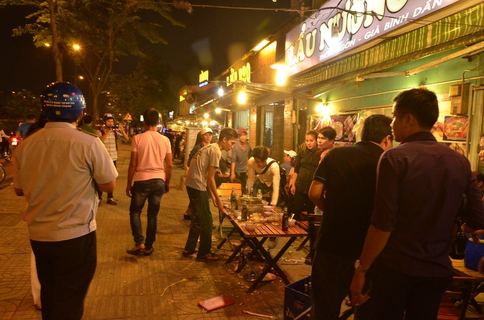 Dân nhậu nhốn nháo khi thấy đoàn kiểm tra