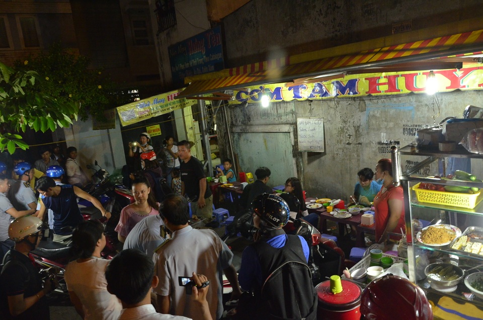 Một quán ăn lấn chiếm vỉa hè bị xử lý