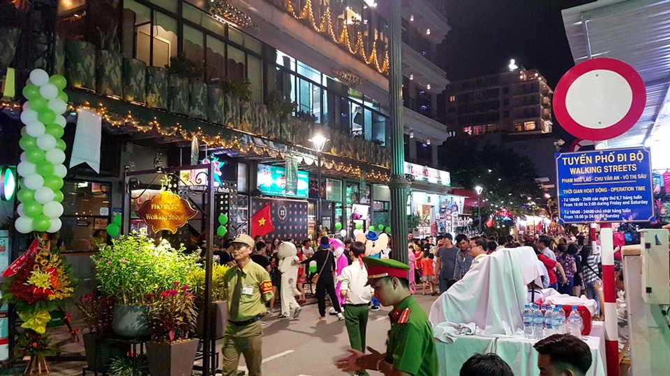 Phố đi bộ Huế đông nghịt trong tối khai trương - 3
Tuyến phố bắt đầu ở đầu đường Phạm Ngũ Lão giao với Lê Lợi.