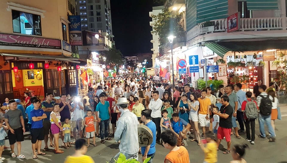 Phố đi bộ Huế đông nghịt trong tối khai trương - 5 Góc đường Phạm Ngũ Lão giao với Võ Thị Sáu thu hút bới các tượng người do các nghệ sĩ biểu diễn