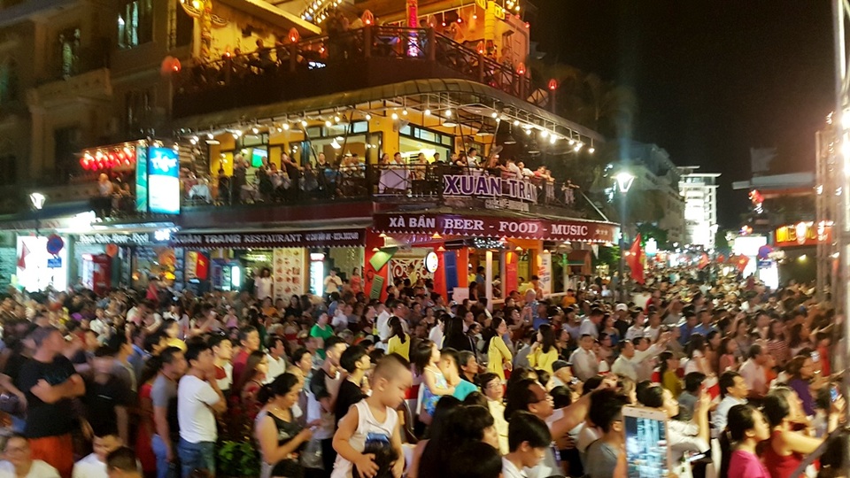 Phố đi bộ Huế đông nghịt trong tối khai trương - 8 Hàng ngàn người đi bộ chen kín gần sân khấu khai mạc tạo thành một cảnh tượng hiếm thấy ở phố Tây Huế xưa nay
