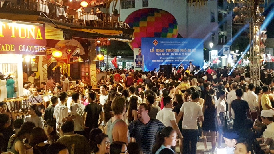 Phố đi bộ Huế đông nghịt trong tối khai trương - 6
Đường Võ Thị Sáu.