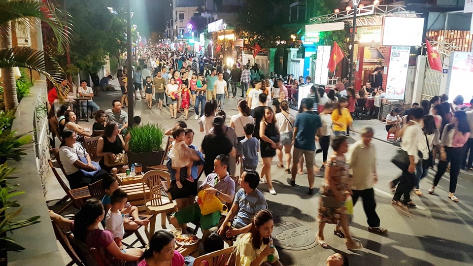 Phố đi bộ Huế đông nghịt trong tối khai trương - 12 Các hộ dân, các hộ kinh doanh thuê mặt bằng ở phố Tây có thể cho thuê phần vỉa hè trước mặt để kinh doanh
