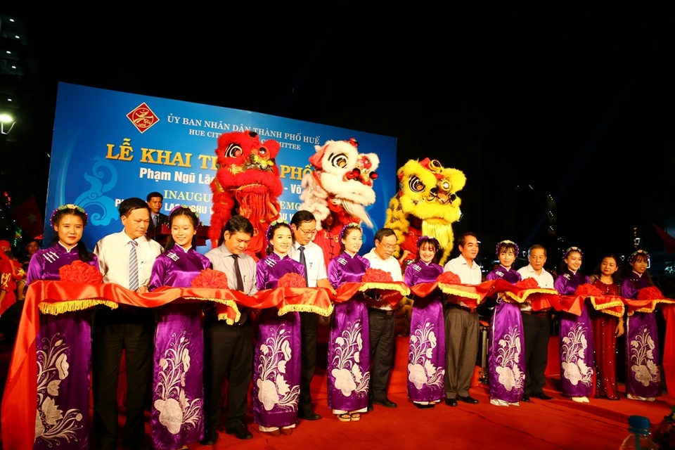 Phố đi bộ Huế đông nghịt trong tối khai trương - 2
Lãnh đạo tỉnh Thừa Thiên Huế và TP Huế cắt băng khai trương Phố đi bộ cuối tuần tại phố Tây