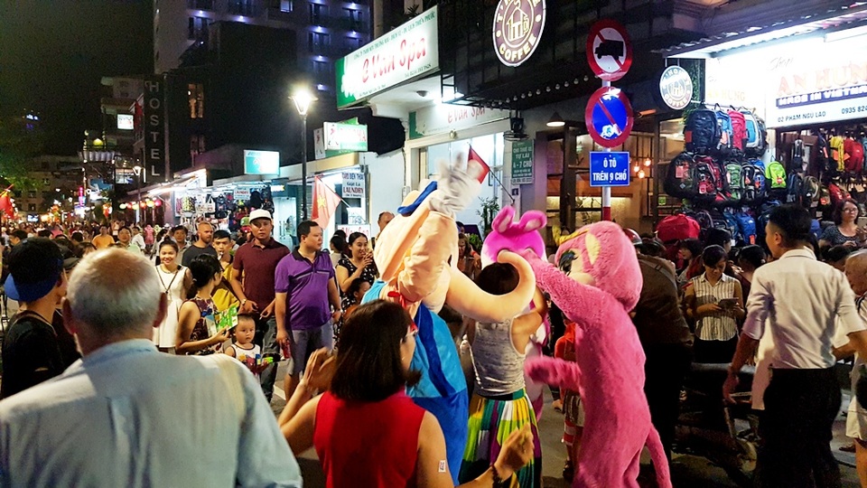 Phố đi bộ Huế đông nghịt trong tối khai trương - 7 Nhiều quán bar đã hoạt náo buổi lễ khai trương phố đi bộ bằng những tiết mục hoạt náo thú vị thu hút du khách vào chơi