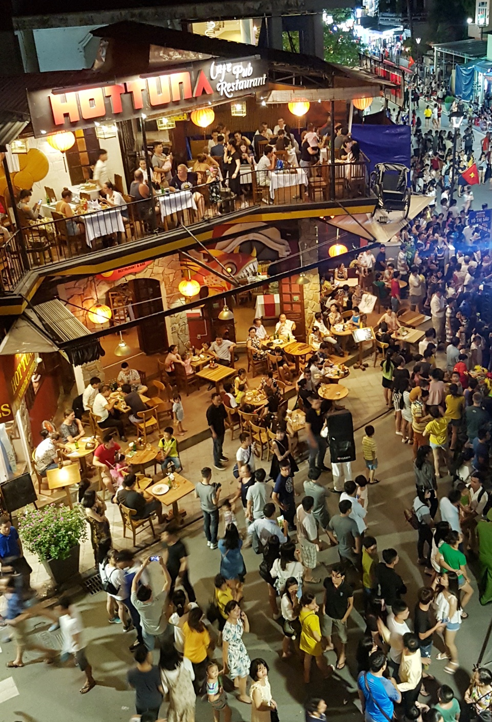 Phố đi bộ Huế đông nghịt trong tối khai trương - 13 Khung cảnh nhộn nhịp vui tươi và hiện đại của phố tây Huế trong lần đầu tiên thành phố đi bộ cuối tuần