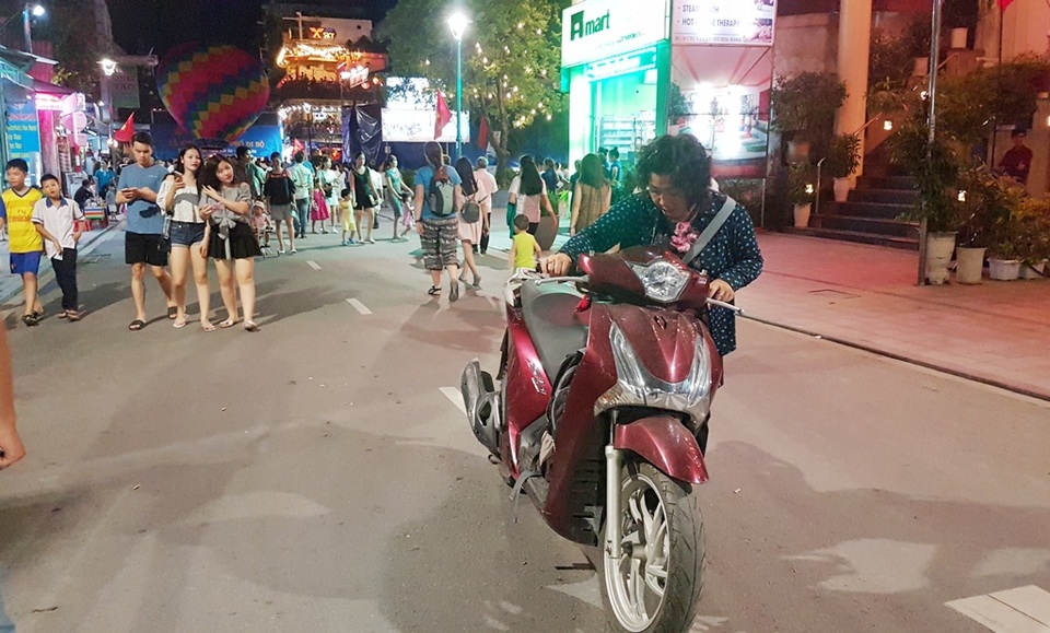 Phố đi bộ Huế đông nghịt trong tối khai trương - 10
Vì quy định nên những hộ dân muốn đi xe vào nhà trong giớ phố đi bộ phải tắt máy dắt xe, riêng ô tô phải gửi tại các bãi xe